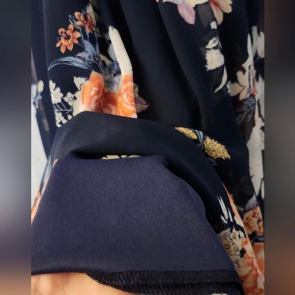 NWOT Stunning Sleeveless Blouse - Picture 2 of 4